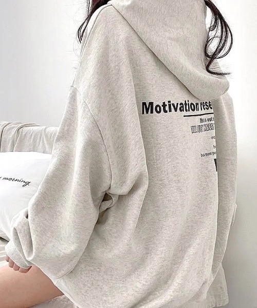 SHEENA(シーナ)の「Motivationロゴプリントオーバーサイズパーカー(パーカー・レディース・グレー/ライトグレー/ブラック・M)」の8枚目の写真