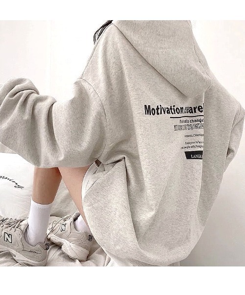 SHEENA(シーナ)の「Motivationロゴプリントオーバーサイズパーカー(パーカー・レディース・グレー/ライトグレー/ブラック・M)」の9枚目の写真