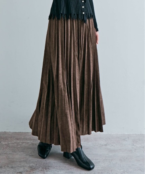 kirakiraShop(キラキラショップ)の「スウェード ロング プリーツ スカート(スカート・レディース・ブラック/ダークブラウン/ブラウン/ピンク/クリーム/キャメル/ベージュ/チャコール・M-L)」の1枚目の写真