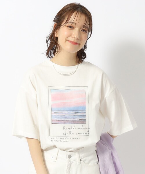 SHOO・LA・RUE（シューラルー）の「◆【洗える/プチプラ/綿100％】グラフィック半袖ゆるTシャツ（Tシャツ/カットソー・レディース・オレンジ系その他5/グリーン系5/チャコール/パープル系1/ホワイト系6/ホワイト/ブラック系2/ブルー系2/ホワイト系5/グレー系/グレー系3/ネイビー系3/ピンク系その他/ホワイト系1/ホワイト系2/ブラック/ホワイト系その他6/ベージュ系その他7/ホワイト系8/グレー系4/ブラック系7/オレンジ系5/ブルー系7/パープル系2・02/03/04）」の4枚目の写真