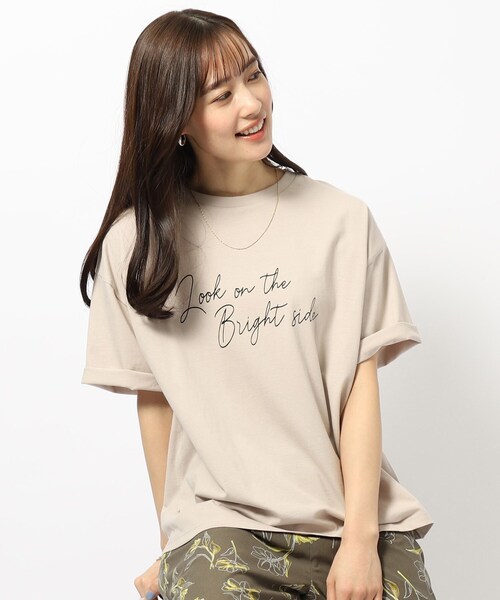 SHOO・LA・RUE（シューラルー）の「◆【洗える/プチプラ/綿100％】グラフィック半袖ゆるTシャツ（Tシャツ/カットソー・レディース・オレンジ系その他5/グリーン系5/チャコール/パープル系1/ホワイト系6/ホワイト/ブラック系2/ブルー系2/ホワイト系5/グレー系/グレー系3/ネイビー系3/ピンク系その他/ホワイト系1/ホワイト系2/ブラック/ホワイト系その他6/ベージュ系その他7/ホワイト系8/グレー系4/ブラック系7/オレンジ系5/ブルー系7/パープル系2・02/03/04）」の13枚目の写真