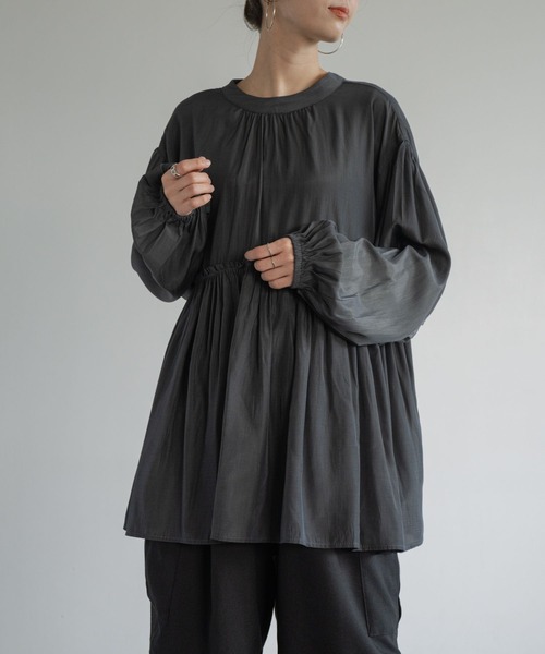 refinedworks(リファインドワークス)の「【refinedworks】 シルエットが大人可愛いバックリボンギャザーブラウス(シャツ/ブラウス・レディース・ベージュ/ブルー/チャコールグレー・FREE)」の2枚目の写真