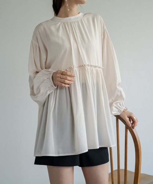 refinedworks(リファインドワークス)の「【refinedworks】 シルエットが大人可愛いバックリボンギャザーブラウス(シャツ/ブラウス・レディース・ベージュ/ブルー/チャコールグレー・FREE)」の4枚目の写真