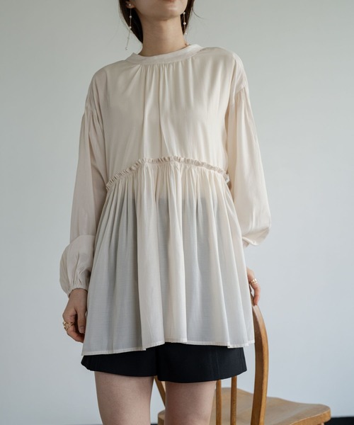 refinedworks(リファインドワークス)の「【refinedworks】 シルエットが大人可愛いバックリボンギャザーブラウス(シャツ/ブラウス・レディース・ベージュ/ブルー/チャコールグレー・FREE)」の5枚目の写真