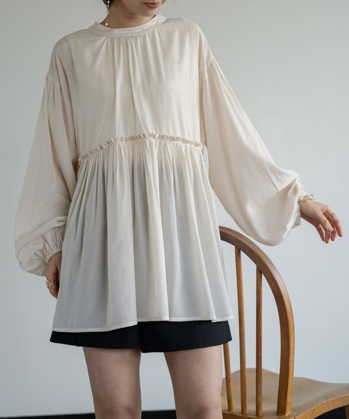 refinedworks(リファインドワークス)の「【refinedworks】 シルエットが大人可愛いバックリボンギャザーブラウス(シャツ/ブラウス・レディース・ベージュ/ブルー/チャコールグレー・FREE)」の6枚目の写真