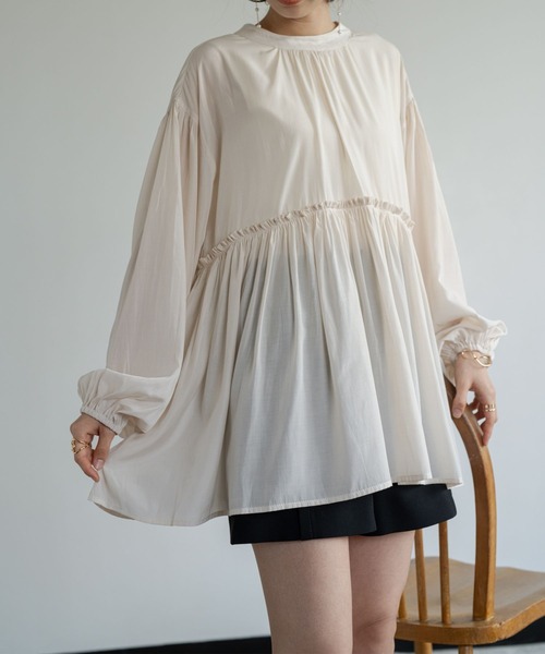 refinedworks(リファインドワークス)の「【refinedworks】 シルエットが大人可愛いバックリボンギャザーブラウス(シャツ/ブラウス・レディース・ベージュ/ブルー/チャコールグレー・FREE)」の7枚目の写真