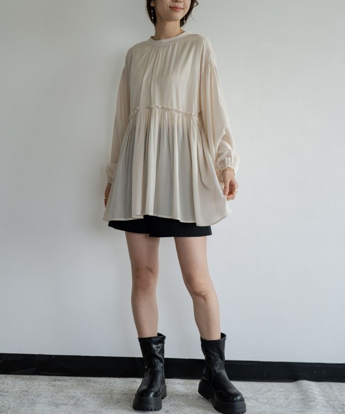 refinedworks(リファインドワークス)の「【refinedworks】 シルエットが大人可愛いバックリボンギャザーブラウス(シャツ/ブラウス・レディース・ベージュ/ブルー/チャコールグレー・FREE)」の8枚目の写真