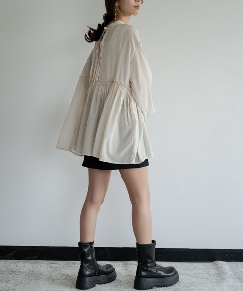 refinedworks(リファインドワークス)の「【refinedworks】 シルエットが大人可愛いバックリボンギャザーブラウス(シャツ/ブラウス・レディース・ベージュ/ブルー/チャコールグレー・FREE)」の9枚目の写真