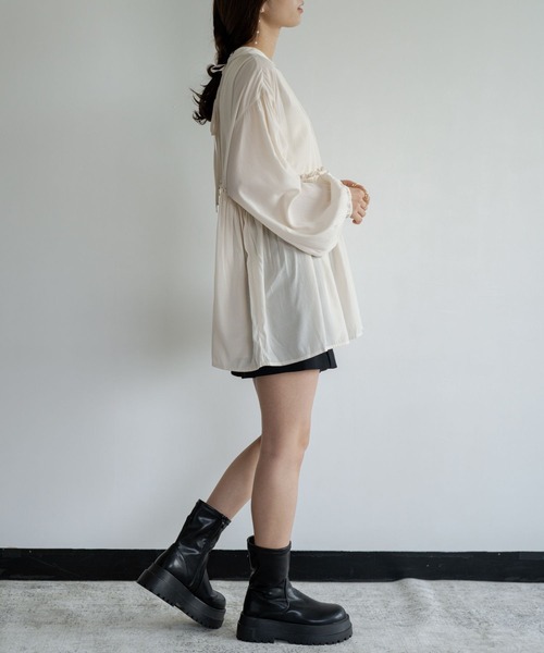 refinedworks(リファインドワークス)の「【refinedworks】 シルエットが大人可愛いバックリボンギャザーブラウス(シャツ/ブラウス・レディース・ベージュ/ブルー/チャコールグレー・FREE)」の11枚目の写真