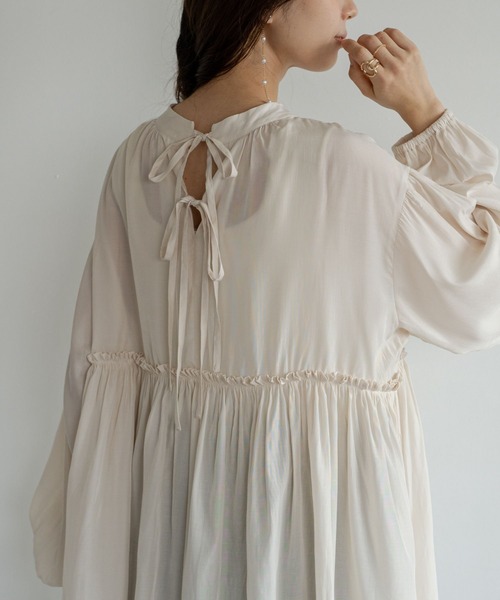 refinedworks(リファインドワークス)の「【refinedworks】 シルエットが大人可愛いバックリボンギャザーブラウス(シャツ/ブラウス・レディース・ベージュ/ブルー/チャコールグレー・FREE)」の13枚目の写真