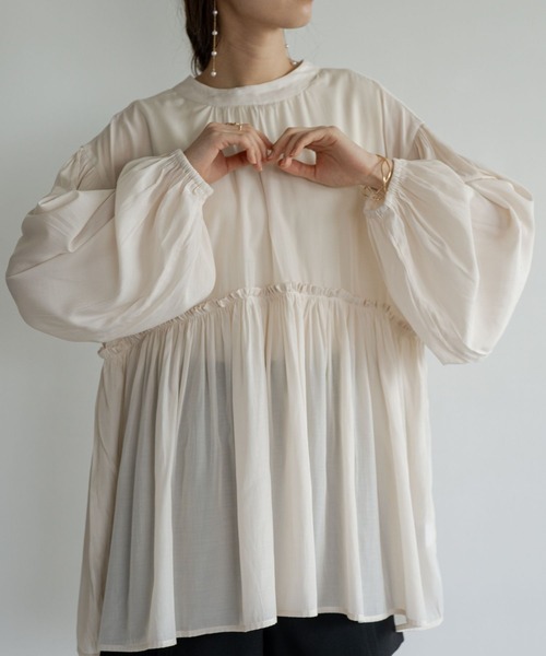 refinedworks(リファインドワークス)の「【refinedworks】 シルエットが大人可愛いバックリボンギャザーブラウス(シャツ/ブラウス・レディース・ベージュ/ブルー/チャコールグレー・FREE)」の14枚目の写真