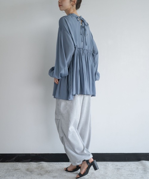 refinedworks(リファインドワークス)の「【refinedworks】 シルエットが大人可愛いバックリボンギャザーブラウス(シャツ/ブラウス・レディース・ベージュ/ブルー/チャコールグレー・FREE)」の22枚目の写真