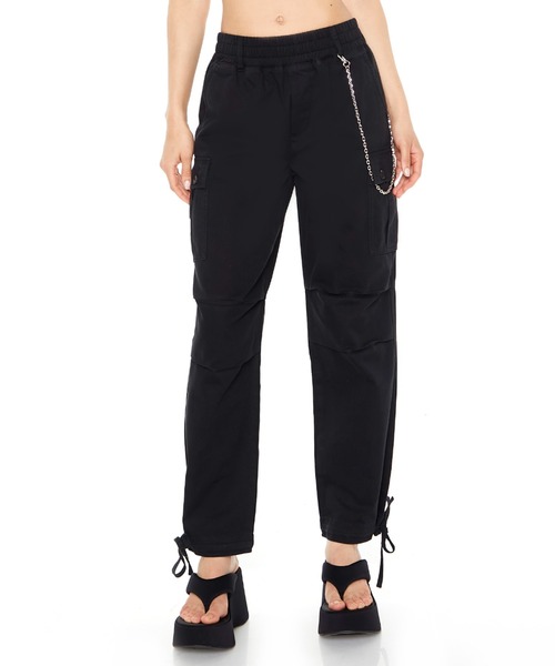 FOREVER 21（フォーエバー トゥエンティーワン）の「ツイルカーゴパンツ（カーゴパンツ・レディース・ブラック/ホワイト・SMALL/MEDIUM）」の3枚目の写真