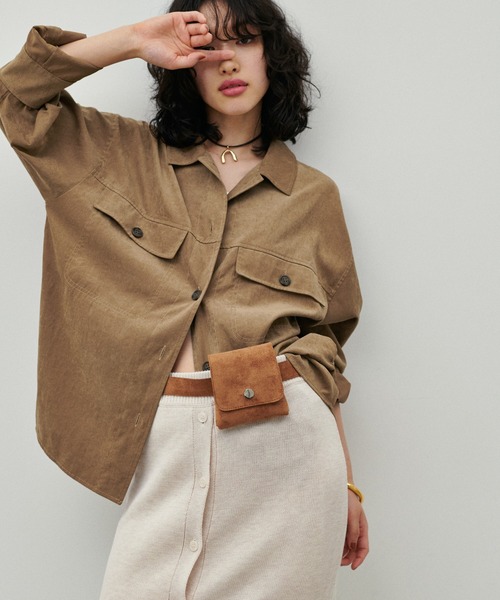 LARUTA（ラルータ）の「【LARUTA】サファリポケット付きスエード調シャツ（シャツ/ブラウス・レディース・ライトベージュ/キャメル/チャコール/カーキ・FREE）」の4枚目の写真