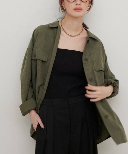 LARUTA（ラルータ）の「【LARUTA】サファリポケット付きスエード調シャツ（シャツ/ブラウス・レディース・ライトベージュ/キャメル/チャコール/カーキ・FREE）」の2枚目の写真