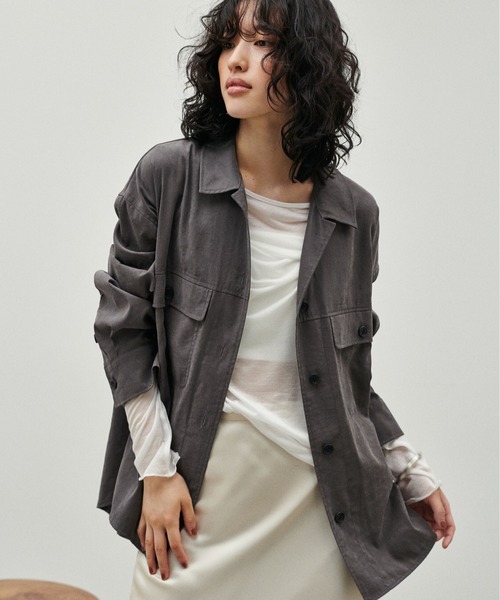 LARUTA（ラルータ）の「【LARUTA】サファリポケット付きスエード調シャツ（シャツ/ブラウス・レディース・ライトベージュ/キャメル/チャコール/カーキ・FREE）」の8枚目の写真