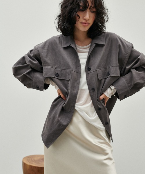 LARUTA（ラルータ）の「【LARUTA】サファリポケット付きスエード調シャツ（シャツ/ブラウス・レディース・ライトベージュ/キャメル/チャコール/カーキ・FREE）」の9枚目の写真