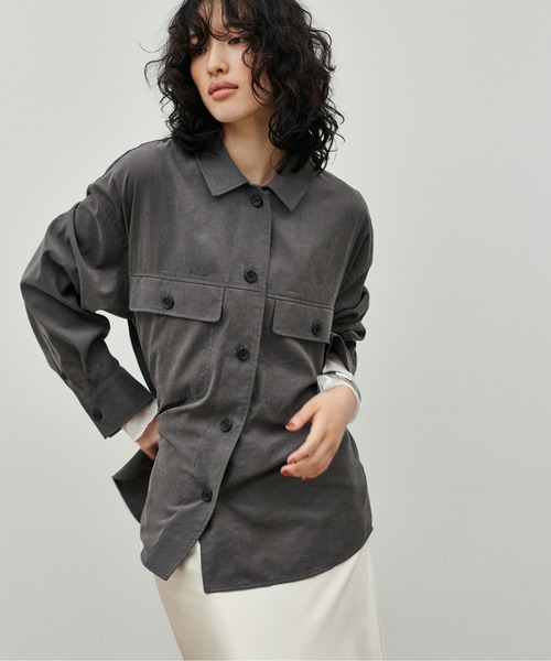 LARUTA（ラルータ）の「【LARUTA】サファリポケット付きスエード調シャツ（シャツ/ブラウス・レディース・ライトベージュ/キャメル/チャコール/カーキ・FREE）」の6枚目の写真