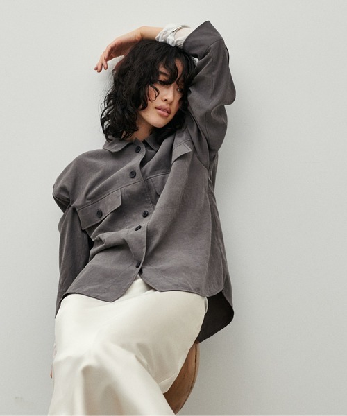 LARUTA（ラルータ）の「【LARUTA】サファリポケット付きスエード調シャツ（シャツ/ブラウス・レディース・ライトベージュ/キャメル/チャコール/カーキ・FREE）」の5枚目の写真