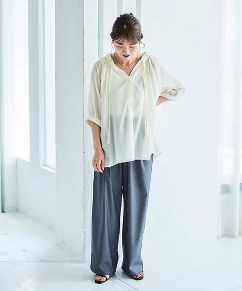 le.coeur blanc（ルクールブラン）の「シアーVネックギャザーブラウス（シャツ/ブラウス・レディース・キャメル/グリーン/オフホワイト・38）」の16枚目の写真