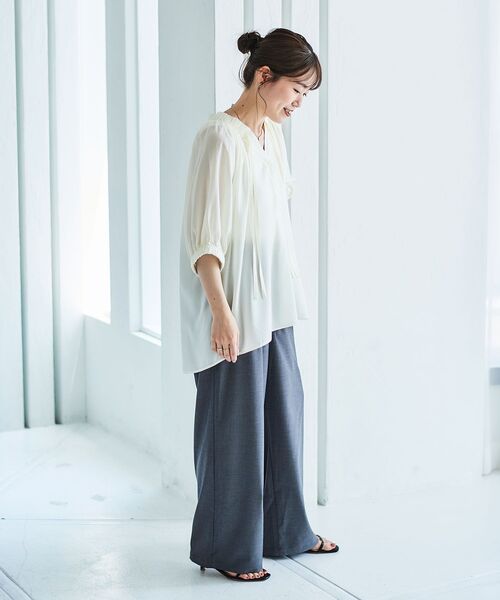 le.coeur blanc（ルクールブラン）の「シアーVネックギャザーブラウス（シャツ/ブラウス・レディース・キャメル/グリーン/オフホワイト・38）」の18枚目の写真