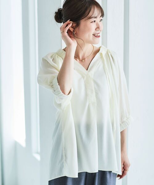 le.coeur blanc（ルクールブラン）の「シアーVネックギャザーブラウス（シャツ/ブラウス・レディース・キャメル/グリーン/オフホワイト・38）」の20枚目の写真