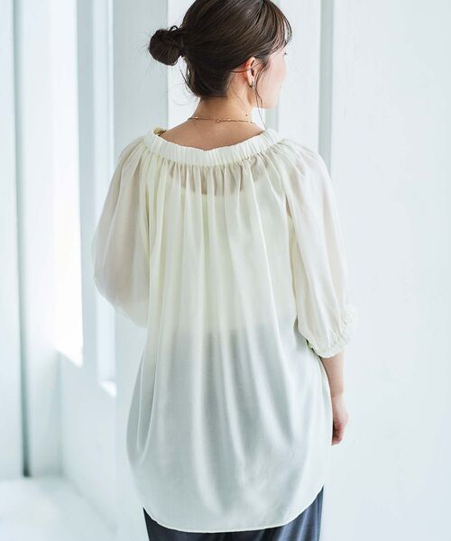 le.coeur blanc（ルクールブラン）の「シアーVネックギャザーブラウス（シャツ/ブラウス・レディース・キャメル/グリーン/オフホワイト・38）」の22枚目の写真
