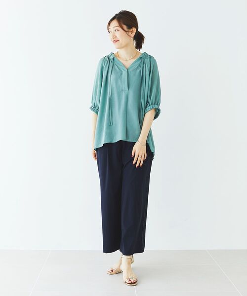 le.coeur blanc（ルクールブラン）の「シアーVネックギャザーブラウス（シャツ/ブラウス・レディース・キャメル/グリーン/オフホワイト・38）」の4枚目の写真