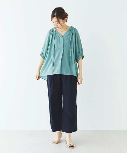 le.coeur blanc（ルクールブラン）の「シアーVネックギャザーブラウス（シャツ/ブラウス・レディース・キャメル/グリーン/オフホワイト・38）」の5枚目の写真