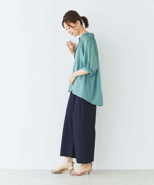 le.coeur blanc（ルクールブラン）の「シアーVネックギャザーブラウス（シャツ/ブラウス・レディース・キャメル/グリーン/オフホワイト・38）」の8枚目の写真