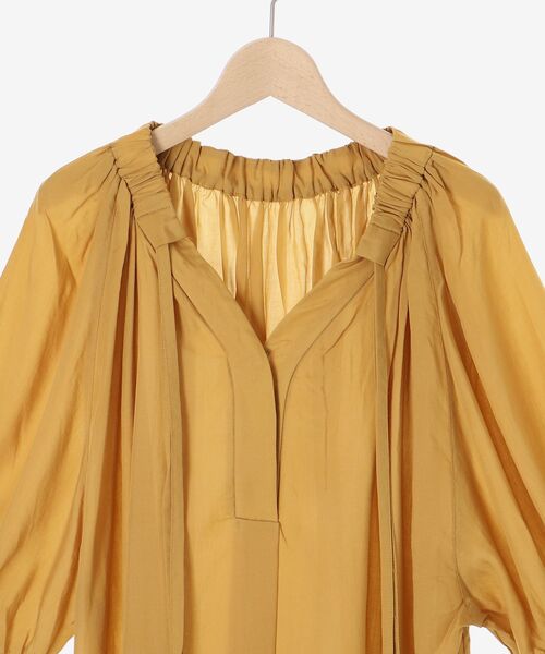le.coeur blanc（ルクールブラン）の「シアーVネックギャザーブラウス（シャツ/ブラウス・レディース・キャメル/グリーン/オフホワイト・38）」の10枚目の写真