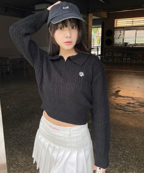 muahmuah(ムーアムーア)の「A'GEM/9 × .kom 『muah muah/ムーアムーア』 LOGO OPEN COLLAR CABLE KNIT/オープンカラーケーブルニット(ニット/セーター・レディース・ブラック/アイボリー/ネイビー・FREE)」の1枚目の写真