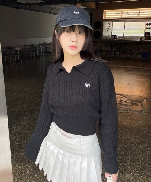 muahmuah(ムーアムーア)の「A'GEM/9 × .kom 『muah muah/ムーアムーア』 LOGO OPEN COLLAR CABLE KNIT/オープンカラーケーブルニット(ニット/セーター・レディース・ブラック/アイボリー/ネイビー・FREE)」の9枚目の写真