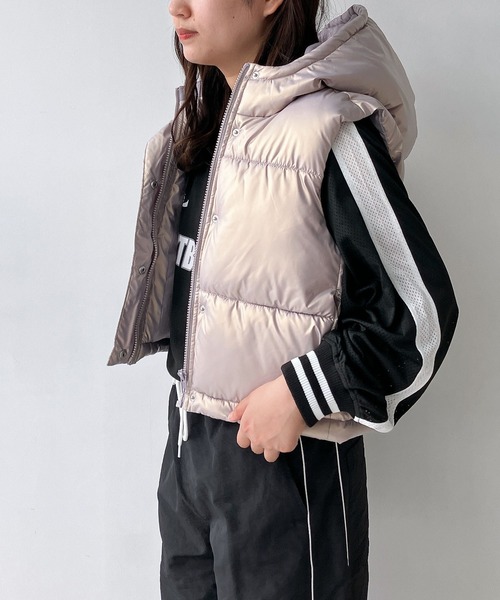 AS KNOW AS plus(アズノゥアズプラス)の「◇フード付き中綿ショートベスト(ダウンベスト・レディース・ブラック/ホワイト系/パープル系・FREE)」の3枚目の写真