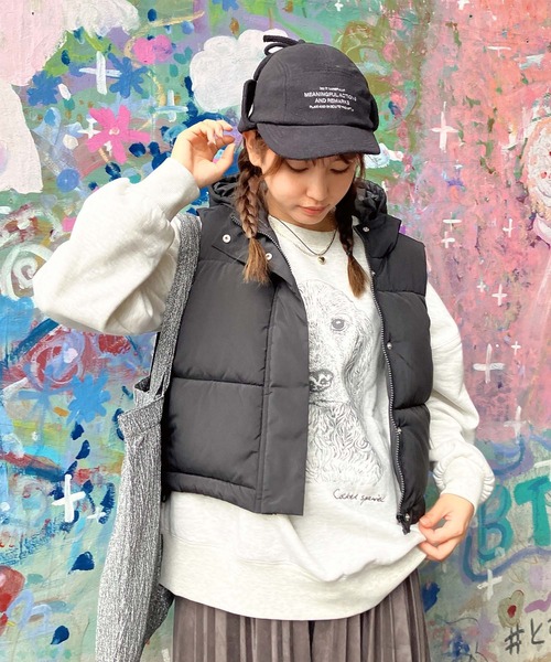 AS KNOW AS plus(アズノゥアズプラス)の「◇フード付き中綿ショートベスト(ダウンベスト・レディース・ブラック/ホワイト系/パープル系・FREE)」の2枚目の写真