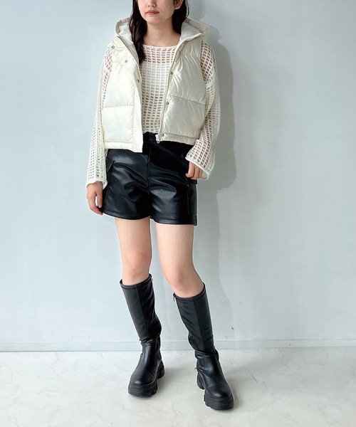 AS KNOW AS plus(アズノゥアズプラス)の「◇フード付き中綿ショートベスト(ダウンベスト・レディース・ブラック/ホワイト系/パープル系・FREE)」の13枚目の写真