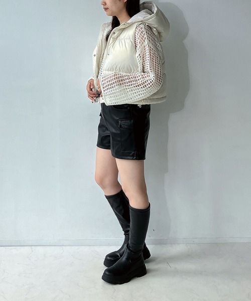 AS KNOW AS plus(アズノゥアズプラス)の「◇フード付き中綿ショートベスト(ダウンベスト・レディース・ブラック/ホワイト系/パープル系・FREE)」の14枚目の写真