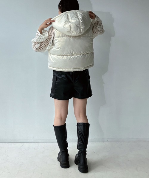 AS KNOW AS plus(アズノゥアズプラス)の「◇フード付き中綿ショートベスト(ダウンベスト・レディース・ブラック/ホワイト系/パープル系・FREE)」の15枚目の写真