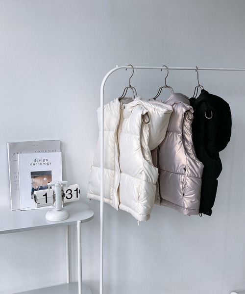 AS KNOW AS plus(アズノゥアズプラス)の「◇フード付き中綿ショートベスト(ダウンベスト・レディース・ブラック/ホワイト系/パープル系・FREE)」の16枚目の写真