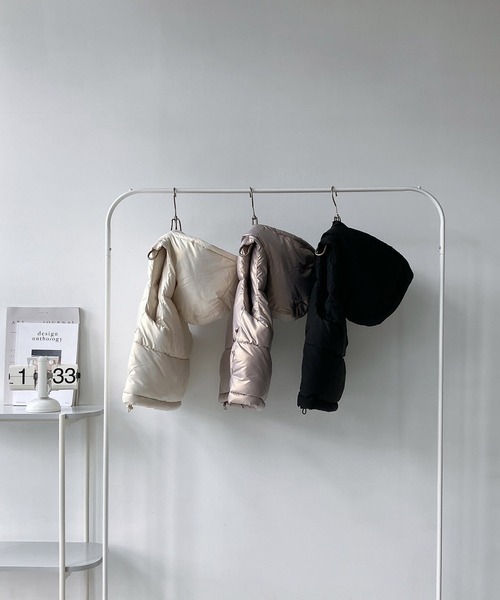 AS KNOW AS plus(アズノゥアズプラス)の「◇フード付き中綿ショートベスト(ダウンベスト・レディース・ブラック/ホワイト系/パープル系・FREE)」の8枚目の写真