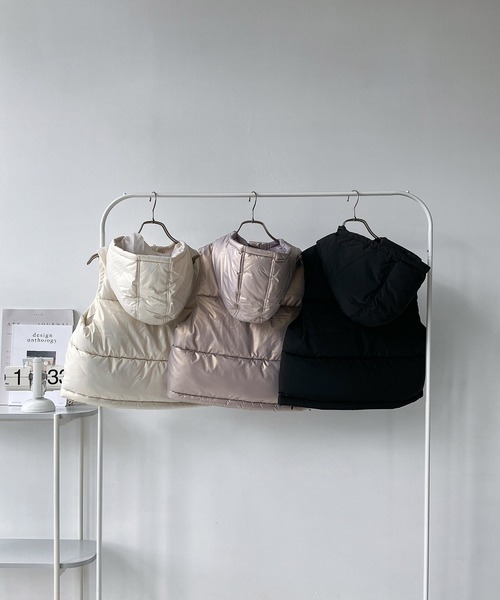 AS KNOW AS plus(アズノゥアズプラス)の「◇フード付き中綿ショートベスト(ダウンベスト・レディース・ブラック/ホワイト系/パープル系・FREE)」の9枚目の写真