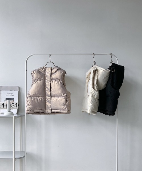 AS KNOW AS plus(アズノゥアズプラス)の「◇フード付き中綿ショートベスト(ダウンベスト・レディース・ブラック/ホワイト系/パープル系・FREE)」の11枚目の写真