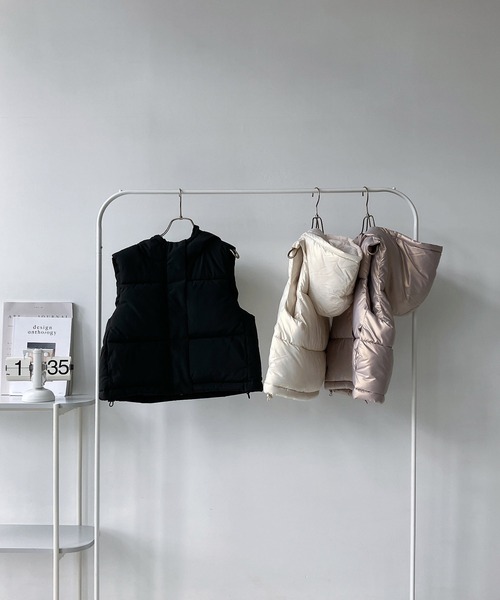 AS KNOW AS plus(アズノゥアズプラス)の「◇フード付き中綿ショートベスト(ダウンベスト・レディース・ブラック/ホワイト系/パープル系・FREE)」の12枚目の写真