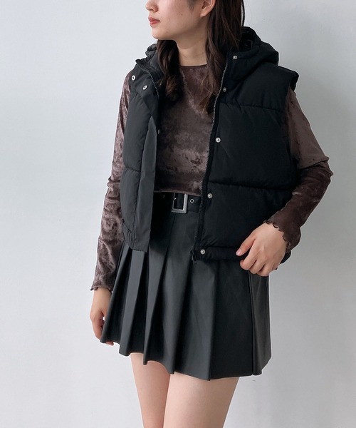 AS KNOW AS plus(アズノゥアズプラス)の「◇フード付き中綿ショートベスト(ダウンベスト・レディース・ブラック/ホワイト系/パープル系・FREE)」の7枚目の写真