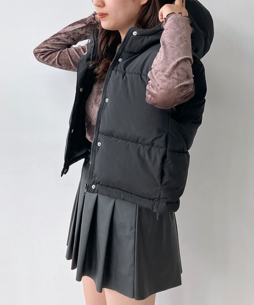 AS KNOW AS plus(アズノゥアズプラス)の「◇フード付き中綿ショートベスト(ダウンベスト・レディース・ブラック/ホワイト系/パープル系・FREE)」の4枚目の写真