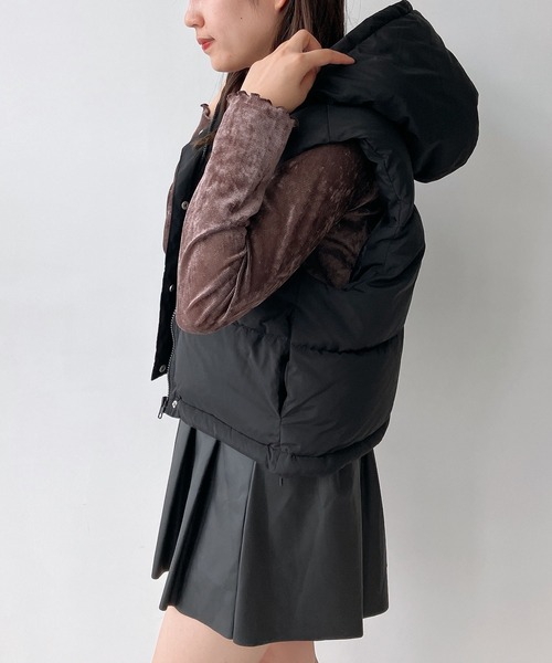 AS KNOW AS plus(アズノゥアズプラス)の「◇フード付き中綿ショートベスト(ダウンベスト・レディース・ブラック/ホワイト系/パープル系・FREE)」の5枚目の写真