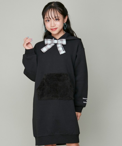 JENNI belle(ジェニィベル)の「【WEB限定】【あったか】裏起毛ボアポケットリボン付きワンピ(ワンピース・キッズ・ブラック/ラベンダー・130cm/150cm/120cm/140cm)」の1枚目の写真