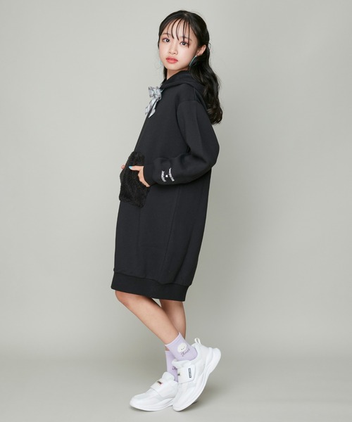 JENNI belle(ジェニィベル)の「【WEB限定】【あったか】裏起毛ボアポケットリボン付きワンピ(ワンピース・キッズ・ブラック/ラベンダー・130cm/150cm/120cm/140cm)」の5枚目の写真