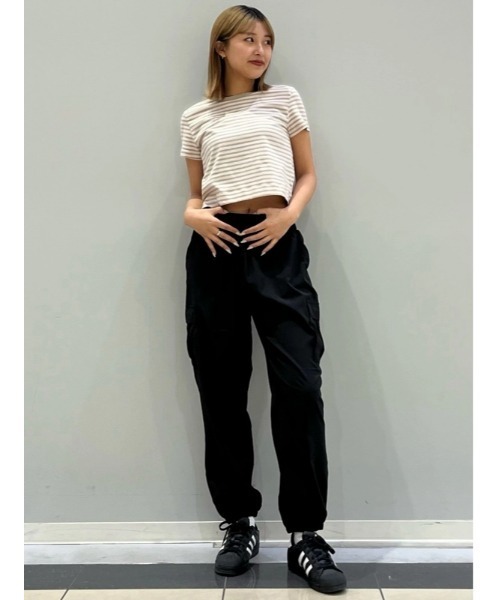 GAP（ギャップ）の「オーガニックコットン ヴィンテージソフト クロップドTシャツ（Tシャツ/カットソー・レディース・ブラック/ネイビー/コーラル/ベージュ/ホワイト/グリーン/ピンク/ライトインディゴブルー/ピンク系その他/ブルー/レッド/グリーン系その他/イエロー・M/XS/L/S/XXS/XL）」の15枚目の写真