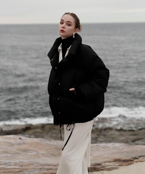 STUDIOUS（ステュディオス）の「【ACKA/エーシーケーエー】volume down jacket/ボリュームダウンジャケット（ダウンジャケット/コート・レディース・ブラック・1）」の3枚目の写真